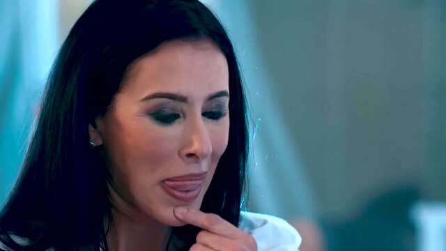 MOMMY'S GIRL - MILF Reagan Foxx Turns Stepdaughter Gia DiBellas Dream Into A Pussy Eating Reality