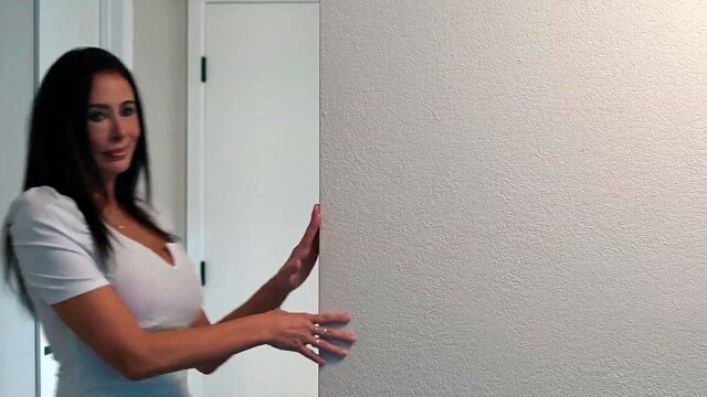 MOMMY'S GIRL - MILF Reagan Foxx Turns Stepdaughter Gia DiBellas Dream Into A Pussy Eating Reality