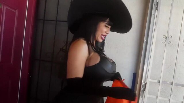SEXY MOMMA - StepMom Ava Takes Taylor Trick or Treating