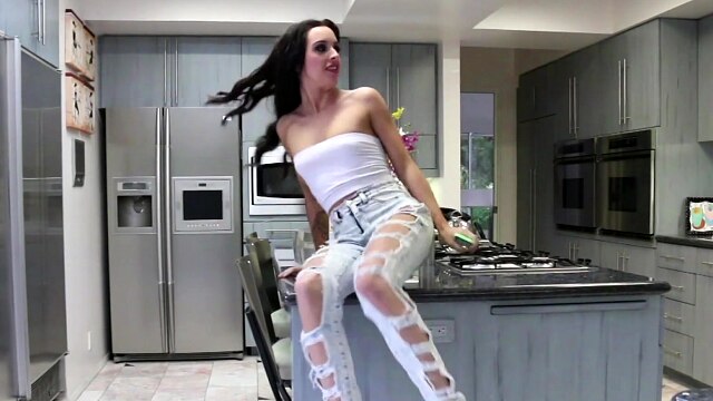 Lesbian Babes Enjoy Scissoring and Reaching Orgasm Together