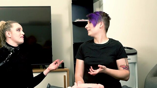 Sexy Charlie Forde & Mia Amethyst: Lesbian Hookup!
