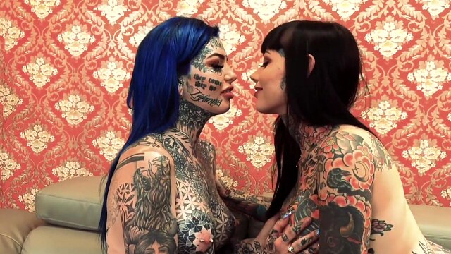 Tattooed babes Amber Luke & Tiger Lily play with toys