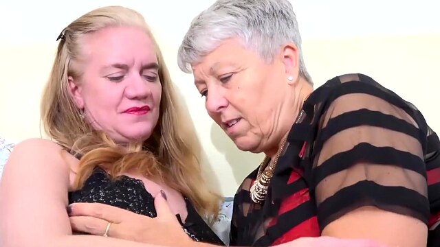OLDNANNY Two old lesbians play with each other's labia